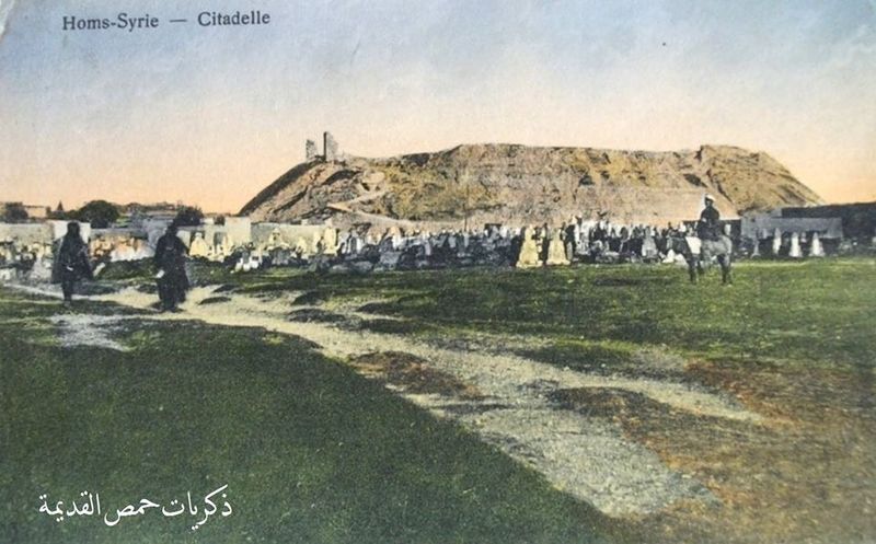 ملف:حمص-القلعة-الجهة الغربية-تجمع في المقبرة 2.jpg