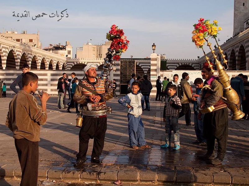 ملف:حمص-على باب جامع ابن الوليد.jpg